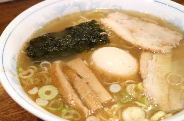 醤油ベースのスープに細麺が絡む絶品！