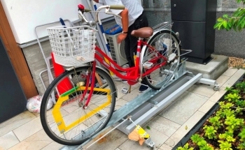 （1）自転車を台に乗せます。