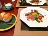 四季の前菜。オーナーの宇津木さんが運んできてくれる料理を説明してくれるんですが、素材を覚えきれない。<br>自家製パンの１つは酒粕が練りこんであります。
