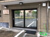 ガラスドア左手に設置したお店の看板と、ガラスドアに貼り付けたロゴシール「蕎麦Cafe花-お店名ロゴシール貼り付け・看板と旗の設置工事」