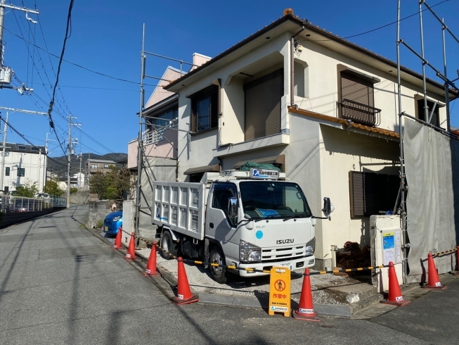 ♪まずは足場で囲ってスムーズな施工です♪「♪古家を取り壊して土地のご売去のお手伝いです♪ 」