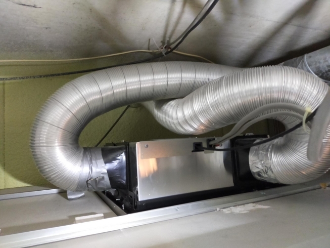 工事中　天井裏で配管接続。「浴室暖房換気乾燥機　取替工事　FY-14UFTS1　」
