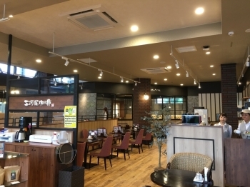 落ち着いた店内。分煙ブースあります。