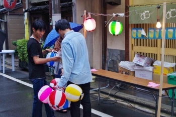 雨間を縫っての提灯設営