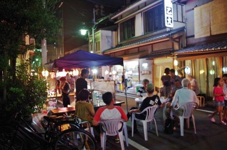 にぎわいのなか、嶋原商店街ビアストリートの夜は更けてゆきます