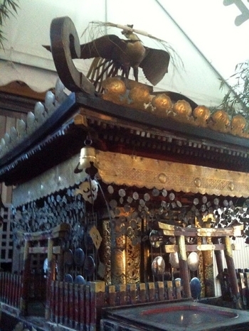 芳川神社境内の神輿