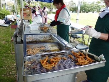 霞ヶ浦漁業協同組合玉造支部から、漁師さんの奥さん方がワカサギのフライとシラウオの天ぷらを準備してくれています。