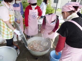 行方市食生活改善推進員協議会の皆さんたちからは、行方市産の新鮮野菜たっぷりの豚汁！