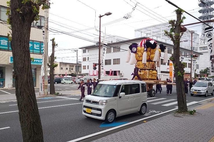 お祭りの期間は、車は遠慮気味に通ります