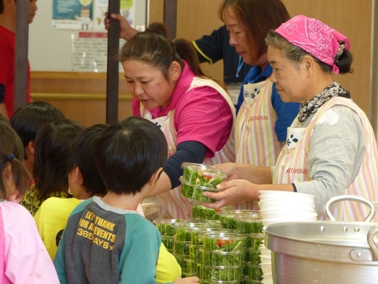 「落とさないように気を付けてね。」「うん。ありがとう！」