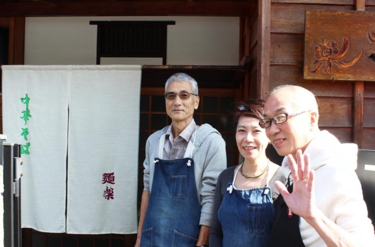 店長の久保さん（中）スタッフの山口さん（左）あにあにさん（右）