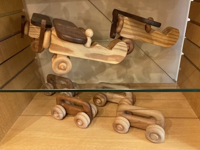 木製おもちゃ「木製小物もお買得に！　家具選びは札幌にある家具専門店『彩工房畑山』へご相談ください」