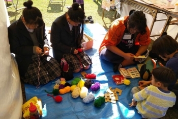 下京青少年活動センター：色とりどりの毛糸のポンポンづくり