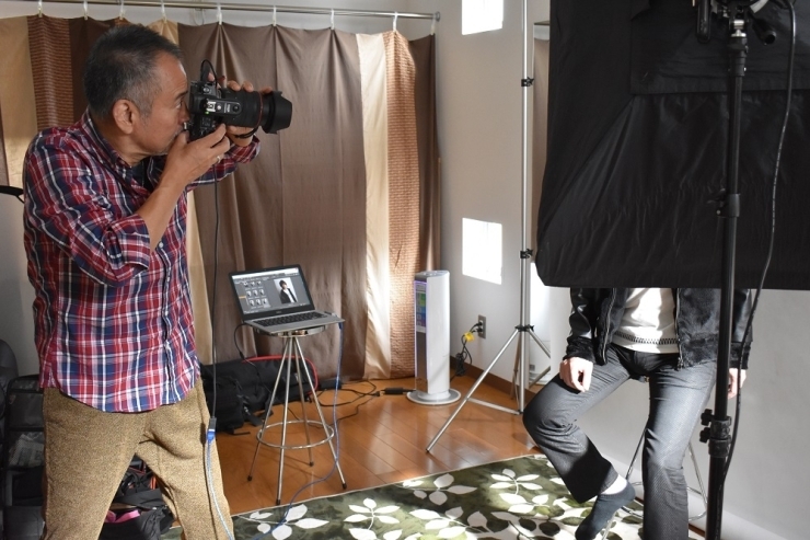 プロカメラマンの亀井氏だから、お客様をリラックスムードで納得の一枚が撮れます。