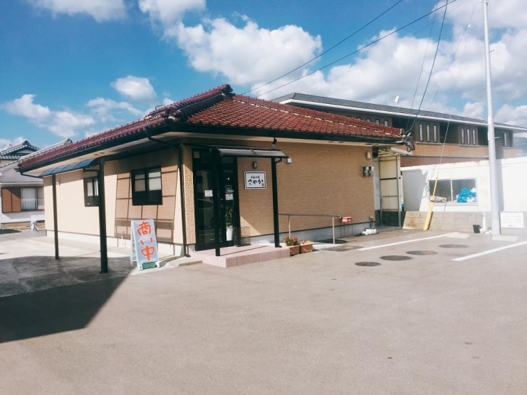 10号線から住宅街へ入った通り沿いにあります