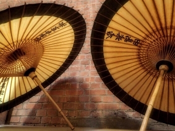 田嶋漆店、と書いた番傘。