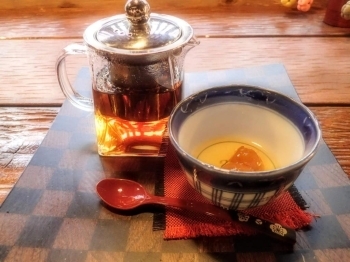 はちみつキンカンの入ったカップに熱い紅茶を注ぎます。