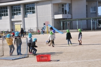 広々としたグラウンドは、今でも子どもたちの大好きな場所です（^_-）-☆　卒業生の皆さんも大好きでたくさんの思い出があるのではないでしょうか♪