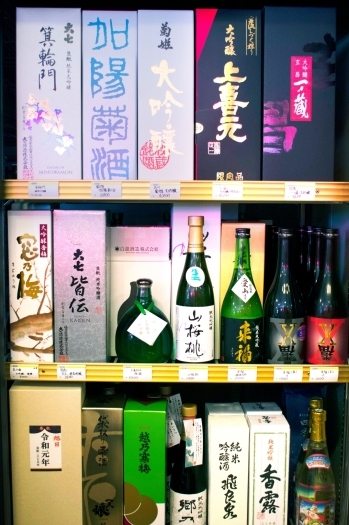 日本酒も各地の名酒が揃う「エスポア多田」