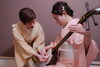 こうやって弾き下ろします「「わあ！お腹まで響きます！」三味線が難しそう…と思っている方ほど体験してほしい一音」