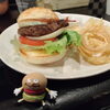 イチオシメニューのチーズバーガー☆「久々にハマった可愛いキャラクター☆ハンバーガーショップTOY BOXのトイバーガー君☆」