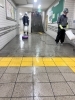 駅構内の歩行安全は任せて安心「公共交通機関の安全も守っています。」