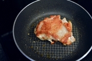 【1】鶏もも肉に塩小さじ1/2をまぶす。<br>フライパンに油をひかずに、皮目を下に弱火で焼く。<br>８割くらい白くなったら上下を返して中火で焼く。<br>粗熱が取れたら３cm角くらいに切る。