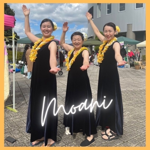 シックな衣装だけど、笑顔いっぱいの生徒さん達です！「那珂川市 フラダンス教室 青空マーケット@ミリカローデンで踊らせて頂きました！」
