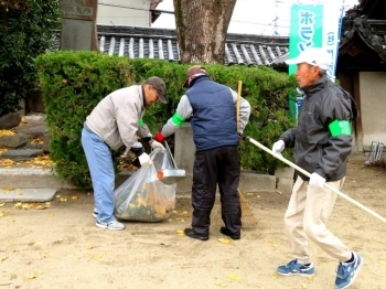 銀杏の絨毯も清掃です