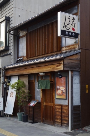 京都も中心街からほど近い五条大宮角にある好立地なお店。