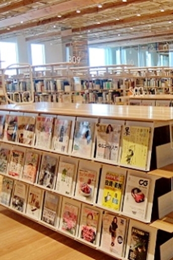 5階雑誌コーナーには、
子育て雑誌やファッション誌もあります。「富山市立図書館 本館」