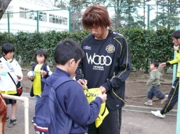 U-19日本代表候補の大津祐樹選手（FW・背番号27）は人気急上昇中。