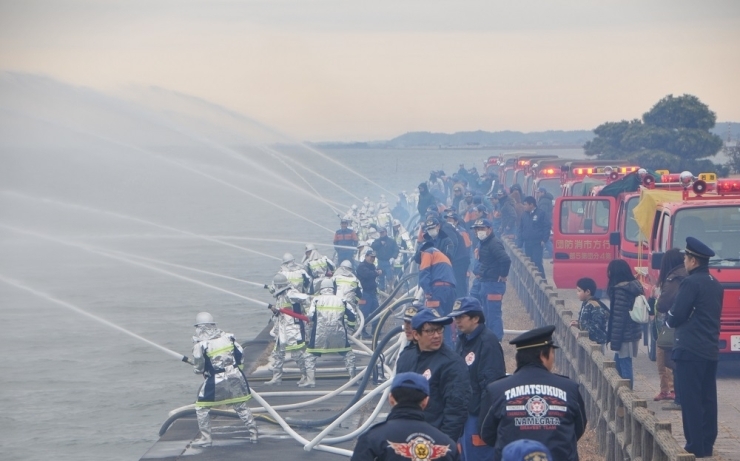 桟橋にいる役員から赤旗が振られ、各分団が霞ヶ浦へ向け一斉に放水しました。水しぶきとポンプからの煙で辺りは白い霧に包まれたかの様です。