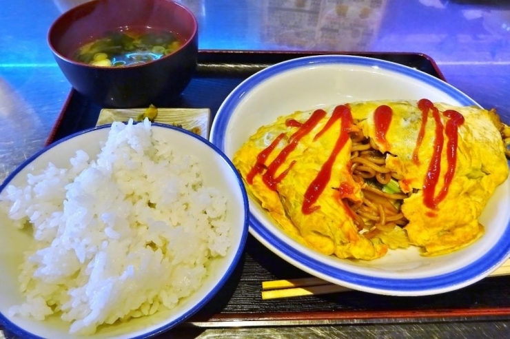 スパイシーな焼きそばとトロッとした卵に舌鼓！　オムソバセット　700円（税込）