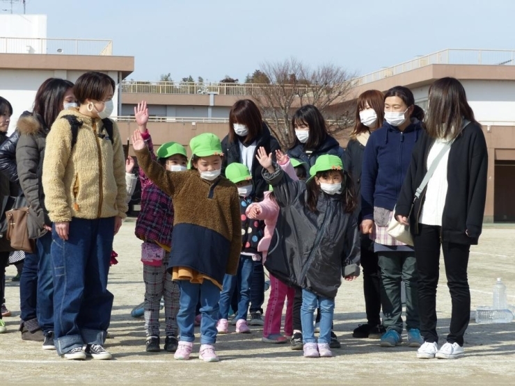 右・左・右！　ちゃんと確認したね。　さあ！慌てないで手をあげて横断歩道をわたろうね(^_-)-☆