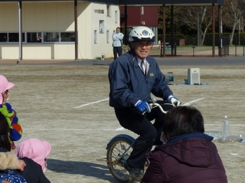 「こわいでしょ～」と、笑顔の枝さんに園児たちは「ホッ」としました。