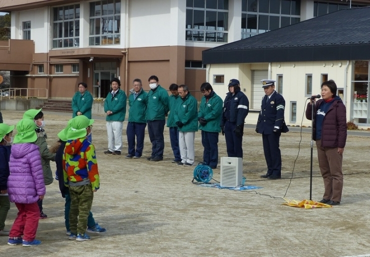 交通安全教室の最後に園児たちからご挨拶『みなさん、今日はありがとうございました』<br>園児たちの声に寒さも少し緩んだでしょうか？　(≧▽≦)