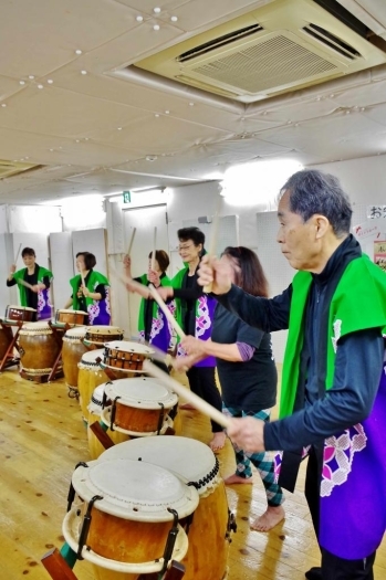 長胴太鼓と締め太鼓を巧みに操る