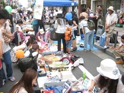 衣類・雑貨などを中心に販売するフリーマーケットブースもありました。