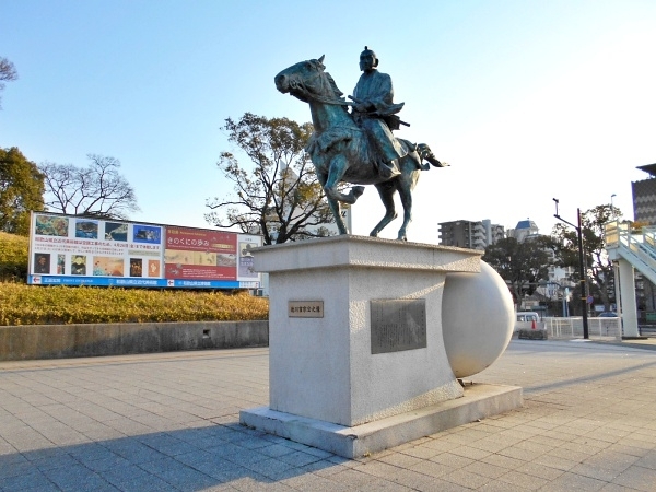 県立近代美術館前の徳川吉宗像