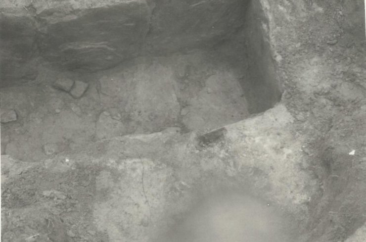 筑波石を使った石室（この中に人骨が収納されていました）