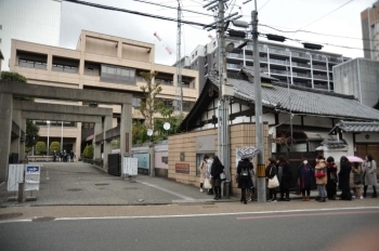 会場前は早くから長蛇の列！行列は河原町通りにまで…