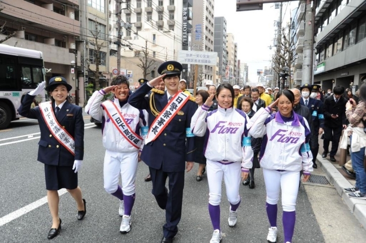 三役揃い踏み！一日下京警察署長・結木滉星さん、一日下京消防署長・沙倉ゆうのさん（女優）、一日下京区長・女子プロ野球チーム京都フローラの中村茜さん・中島南美さん・大串桃香さん