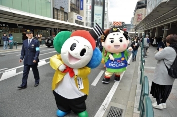 下京区のマスコット・シモンちゃんとポリスまろん。こどもたちに大人気！