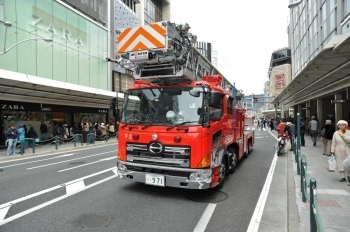 はしご車にパトカーもパレードに加わります