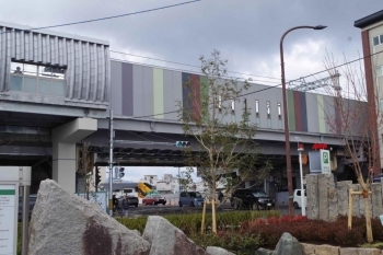 七条通をまたぐ特殊構造部には、京都らしい色彩