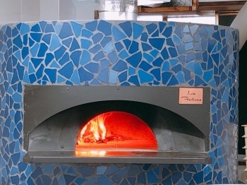 ピザは本格新窯で焼いています