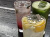 自家製サワー（各650円税込）との相性もバツグンです🍹「鉄板トマトしそ・ピーマンチーズ・ナスの豚バラ巻き3種盛り980円（税込）／お好み焼き・鉄板焼きしぐれ／磯子区岡村」