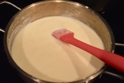 【1】まずホワイトソースを作る。<br>フライパンか鍋を弱めの中火にかけてバターを熱し、溶けたら薄力粉を加えて炒める。<br>牛乳を少しずつ加えて、ダマにならないように混ぜながら火を通す。