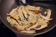 【7】フライパンにオリーブオイルを熱し、長ネギを中火で炒める。しんなりしたらしいたけを加えて炒め、塩少々をふる。